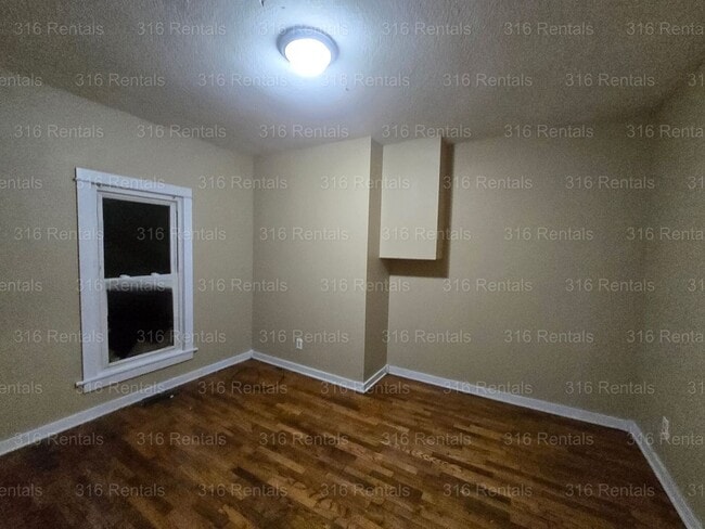Building Photo - $795 - 2 bed 1 bath - Single Family Home