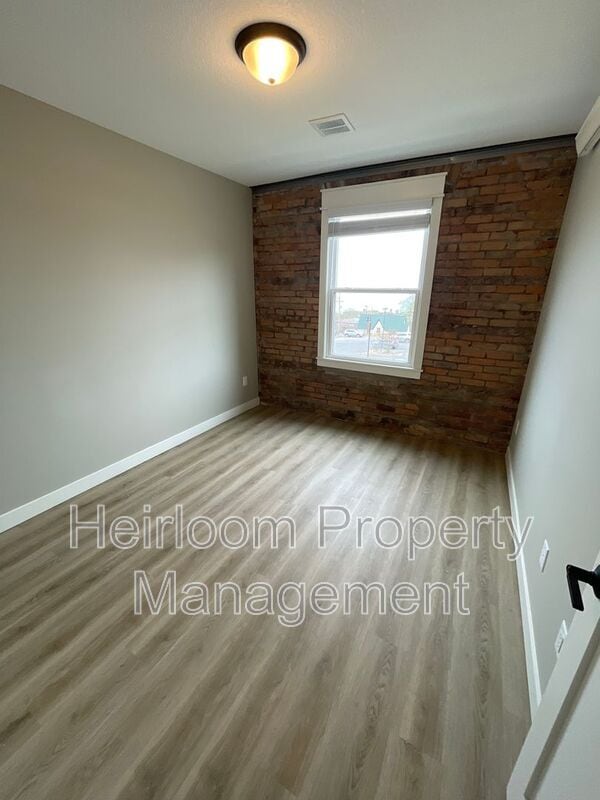 Building Photo - 627 E 4th St