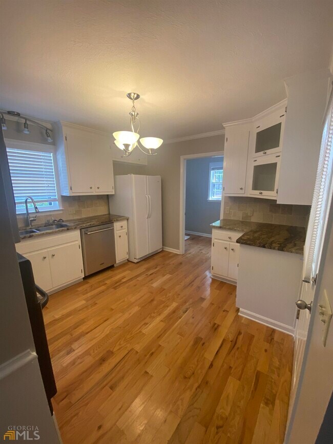 Building Photo - 402 Skyline Dr