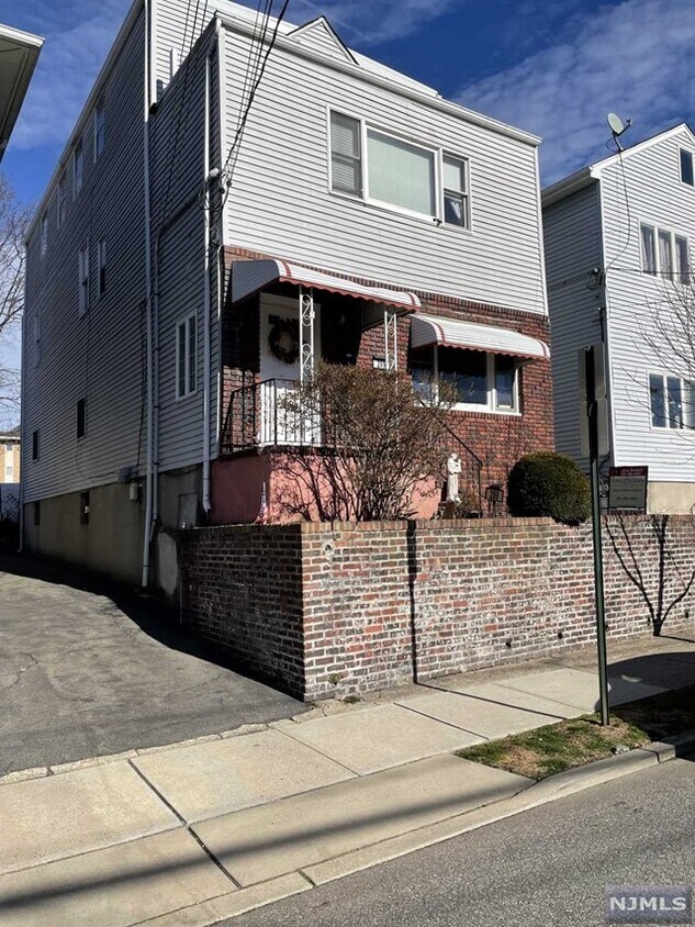 Primary Photo - 289 Grove