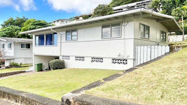 Building Photo - DESIRABLE MANOA VALLEY HOME W/ LARGE BONUS...