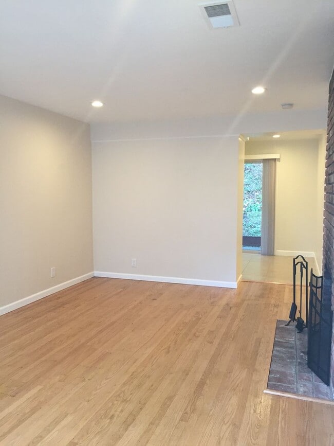 Building Photo - 2074 Donald Dr