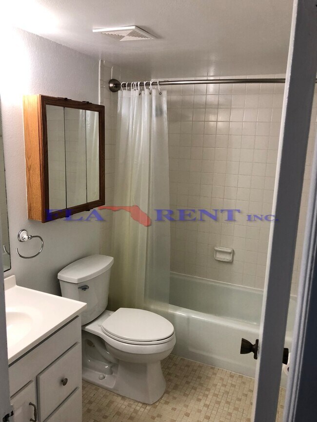 Building Photo - CUTE! LARGE 1 BED / 1 BATH CONDO (CASSELBE...
