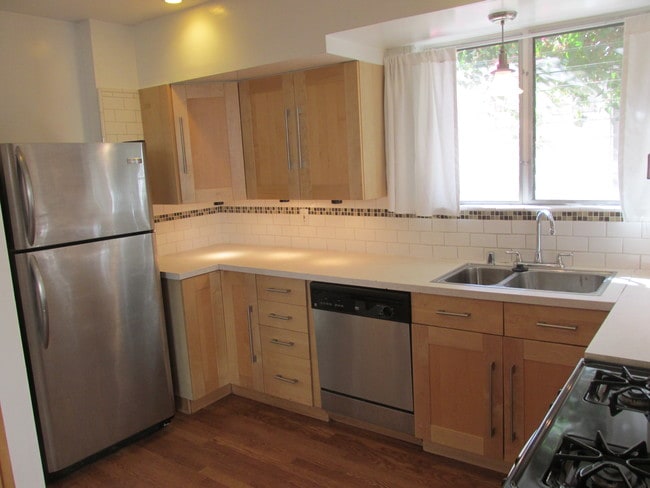 Kitchen - 920 Sanborn Ave