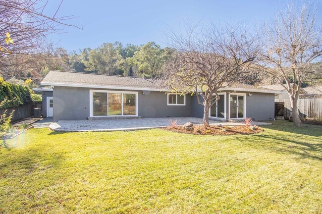 Building Photo - Single Level Home All Remodeled