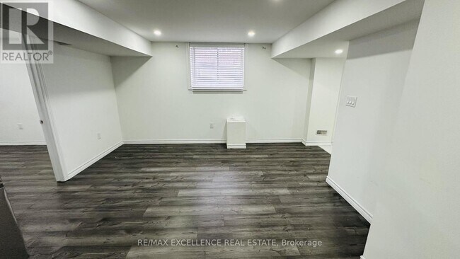 Building Photo - 128 S Creek Dr