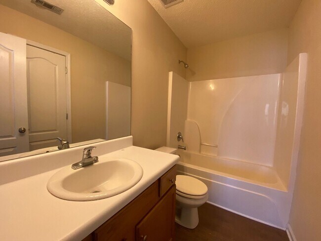 Foto del edificio - PRE-LEASING FOR AUGUST 2 2026! FENCED IN BACK YARD! 1/2 Off Deposit!