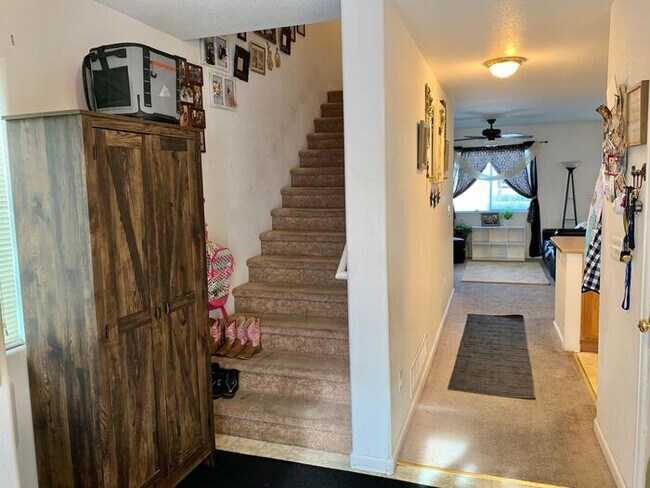 Foto del edificio - Spacious 4 Bed/3 Bath Duplex in Greeley - Water/Sewer Included in Rent