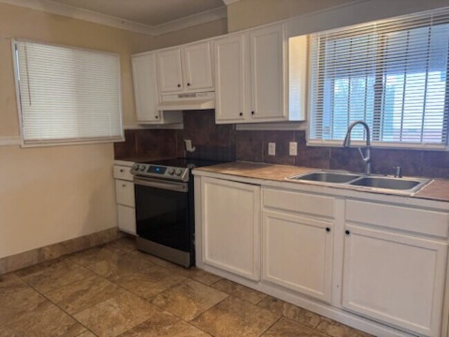 Foto del edificio - 1670 Kentwood Dr