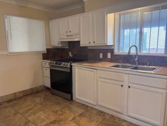 Photo - 1670 Kentwood Dr House