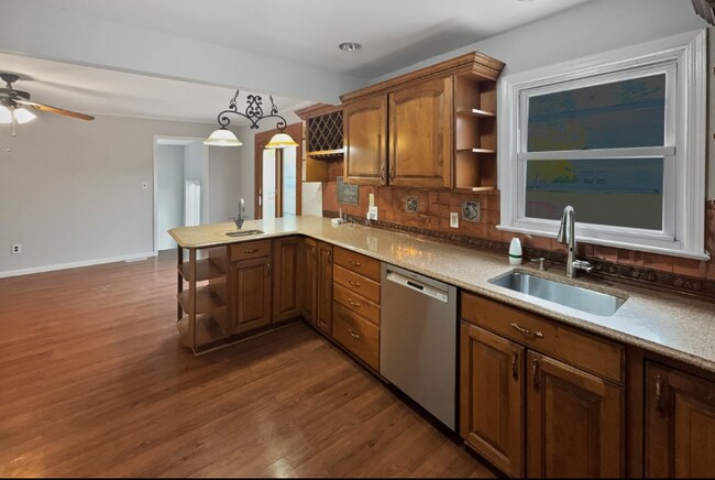 Foto del edificio - 38 Warrenville Rd