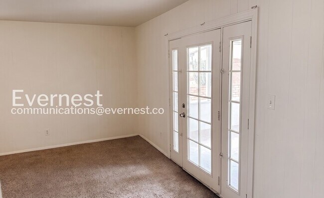 Building Photo - 3Bed/2Bath with Fenced Yard/ Available Now!