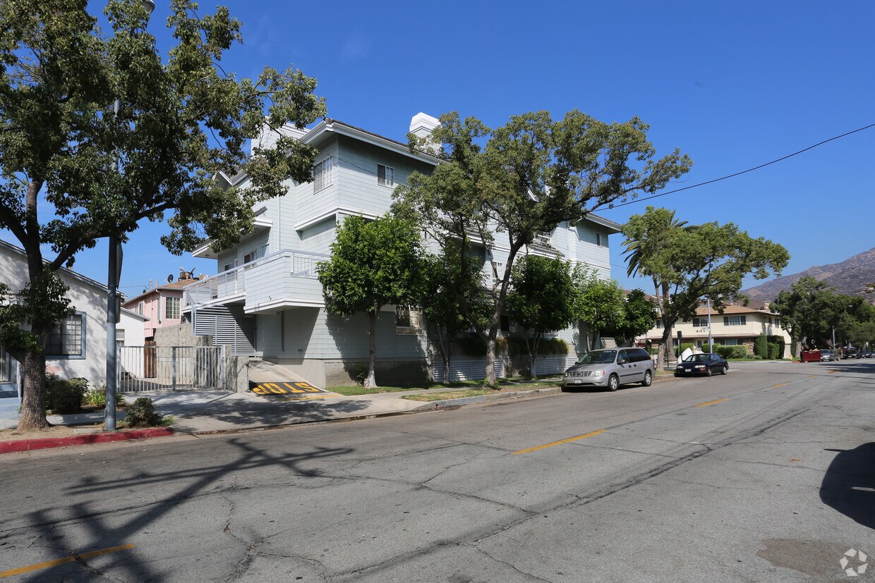 Building Photo - 400 Palm Dr