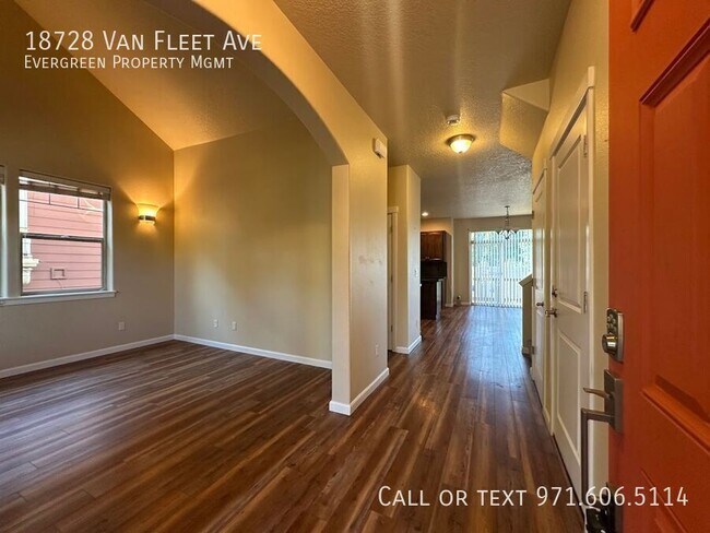 Foto del edificio - 18728 Van Fleet Ave