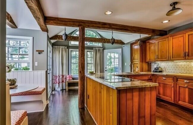 Foto del edificio - 41 Birch Pl