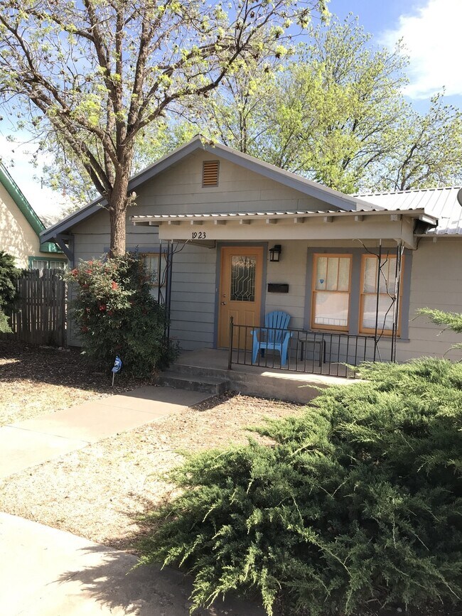 Foto del edificio - 2 bedroom w/ hardwood floors near TTU!