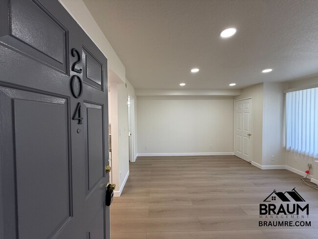 Building Photo - 5245 Riverton Ave