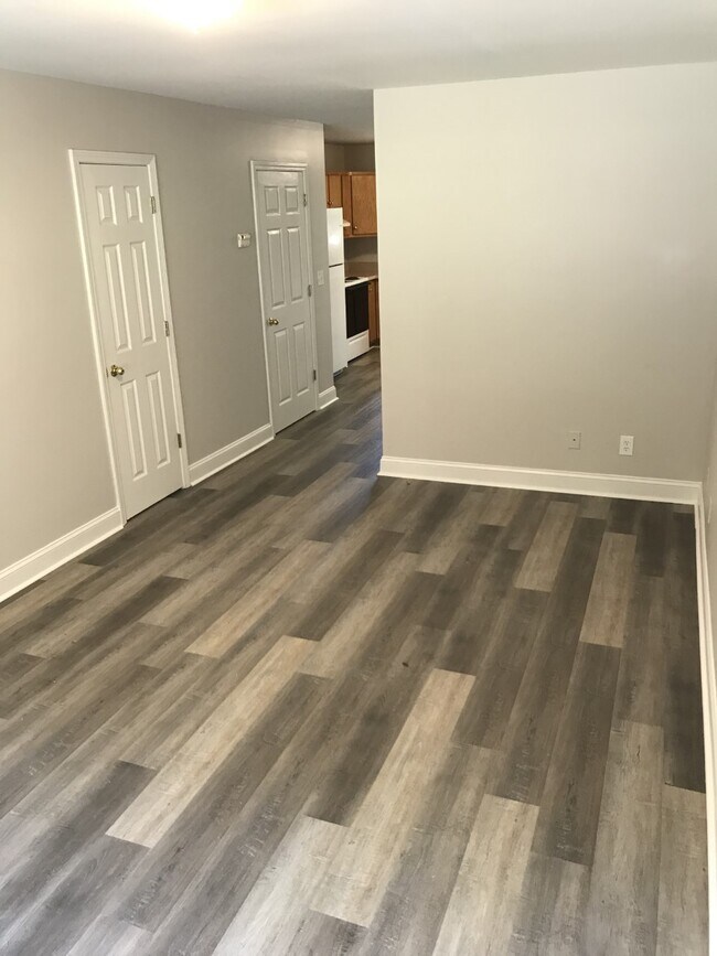 Living Room - 601 W Tyler St