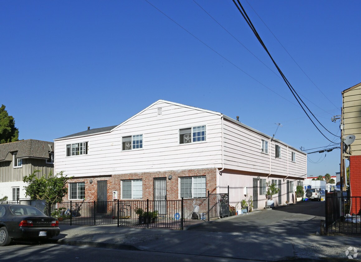 Primary Photo - 557-563 Avalani Ave