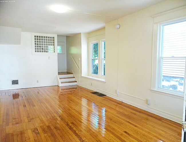 Building Photo - Available 8/1/25- Spacious and Open Two St...