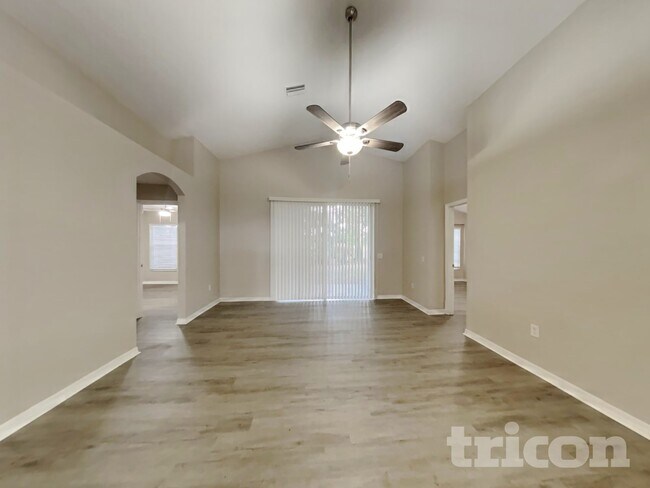 Foto del edificio - 6944 Crown Lake Dr