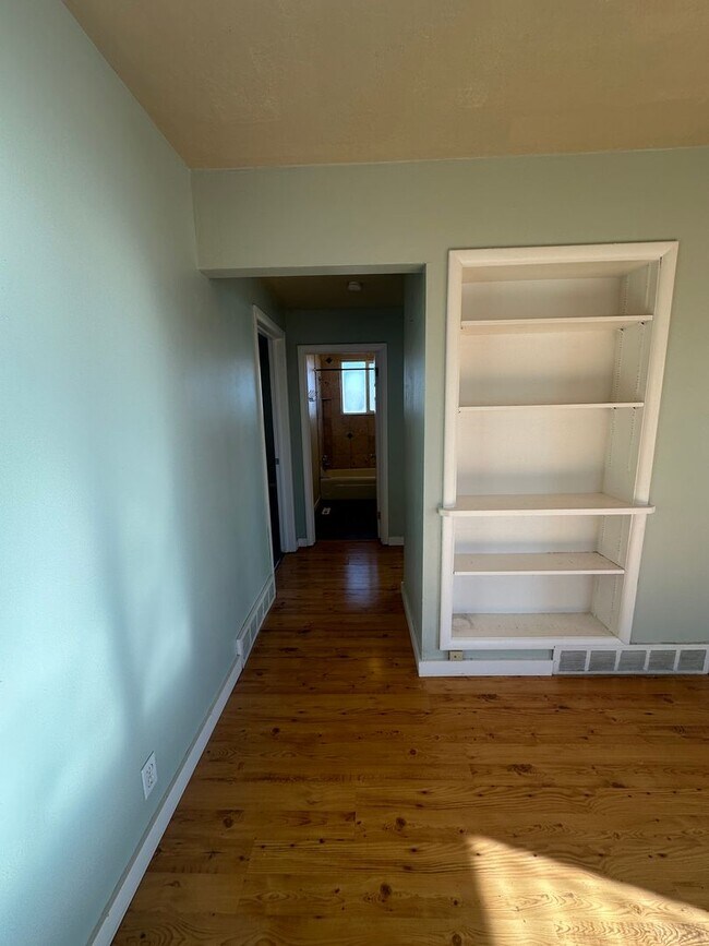 Building Photo - Beautiful 3 bed 1 bath home located in Men...