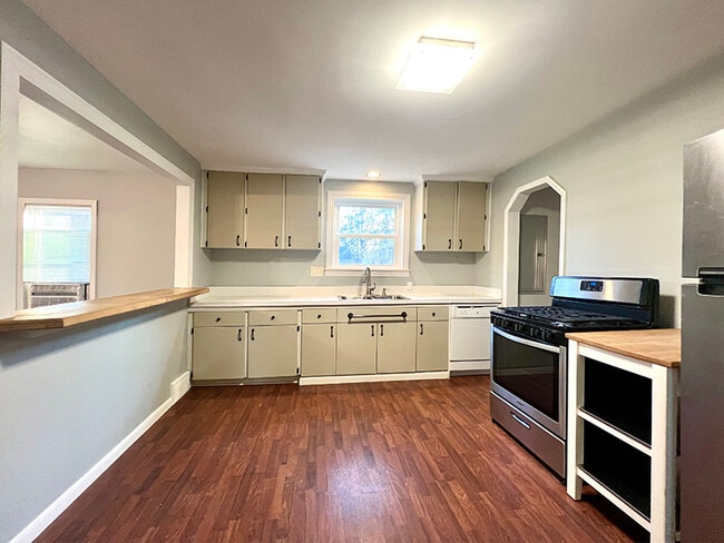 Building Photo - 19345 Brentwood St