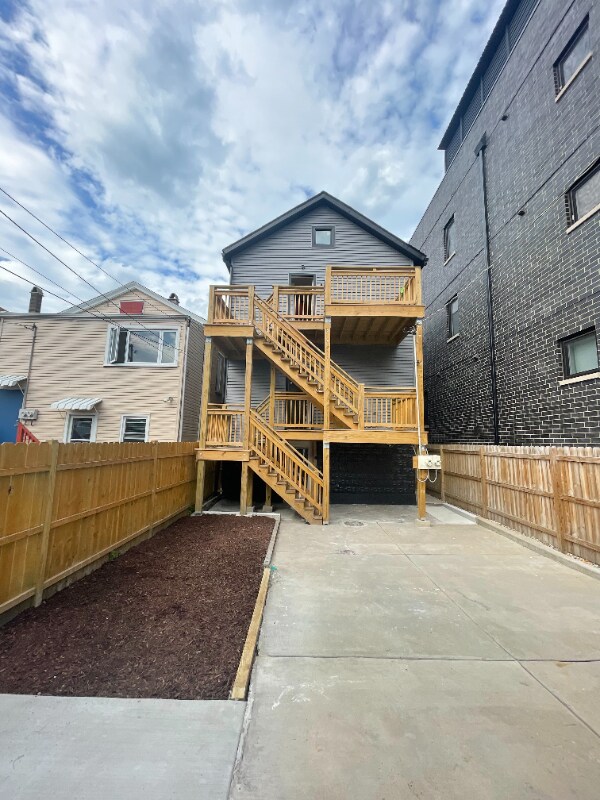 Building Photo - 1513 W Erie St