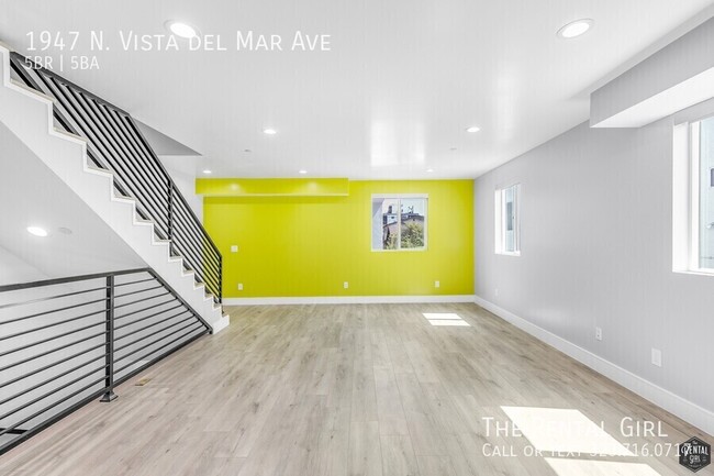 Foto del edificio - Hot-to-Go 5BR Townhome in Hollywood Dell w...