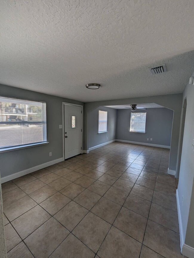 Foto del edificio - Ready to Rent - Eastside Remodel