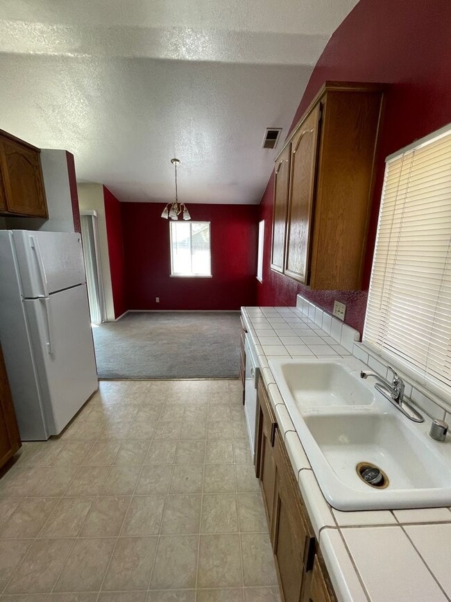 Building Photo - Beautiful 3 Bedroom 2 Bath Home in Excelle...