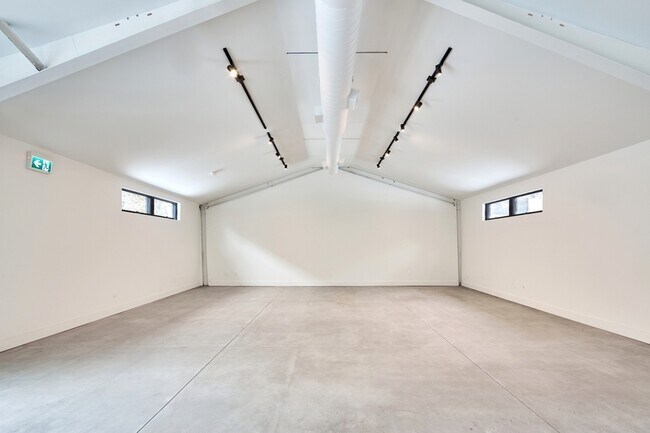 Building Photo - 329 Catherine St