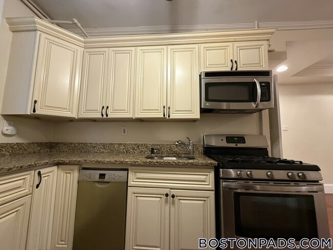 Building Photo - 1253 Beacon St