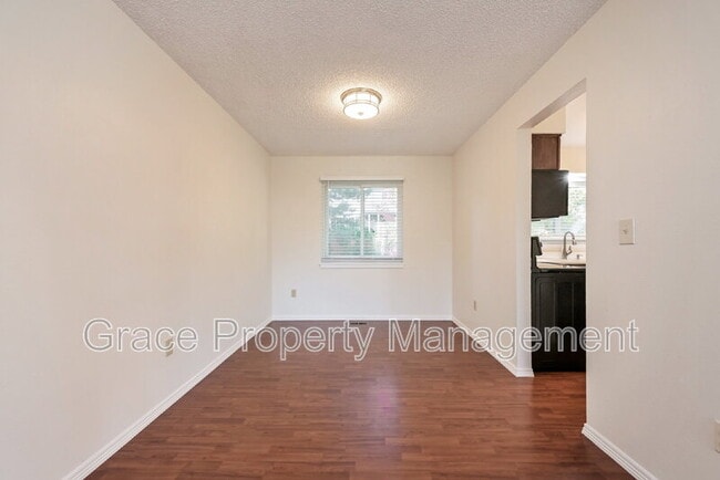 Building Photo - 580 E Kettle Ave