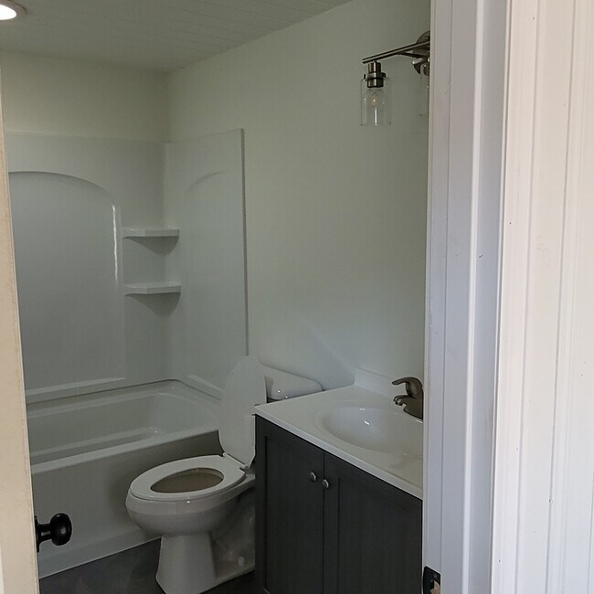 bathroom - 864 N Pine St
