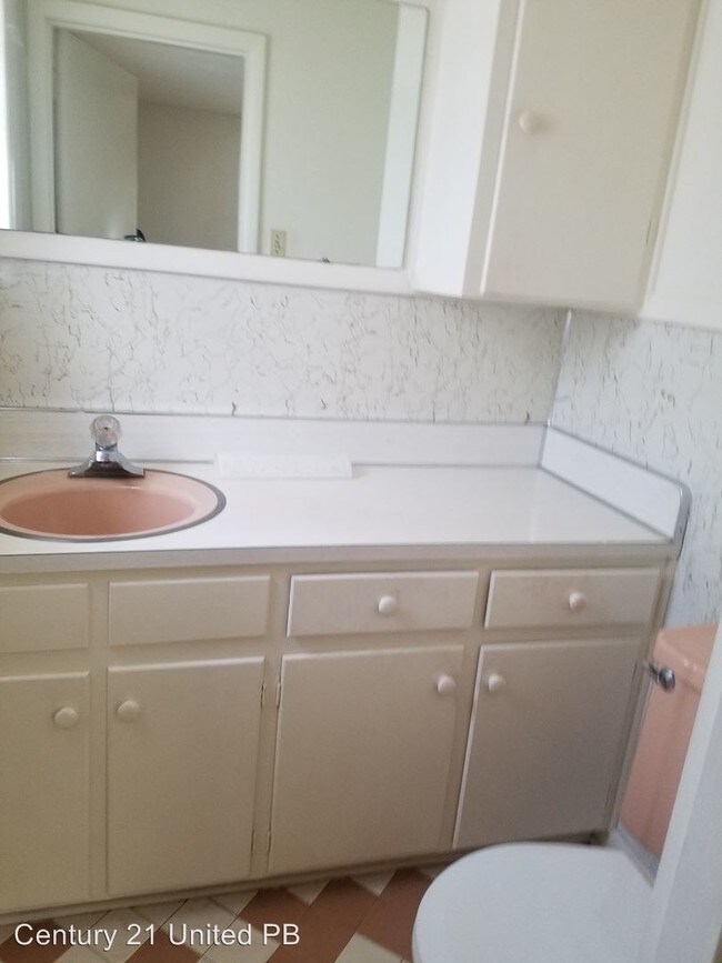 Building Photo - 3 br, 1.5 bath House - 2300 W 37th