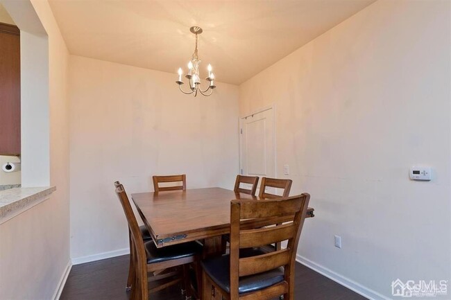 Building Photo - 846 Strassle Wy