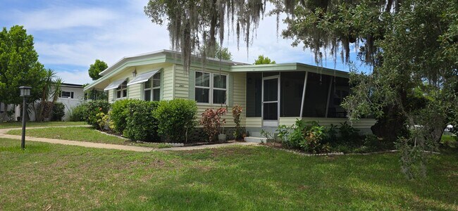 Foto del edificio - 2 bed 2 baths with carport