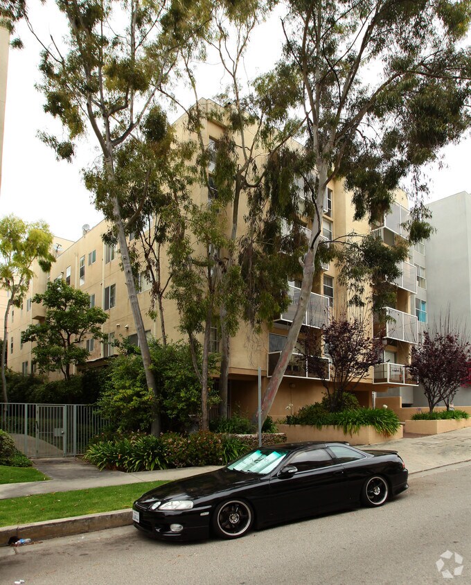 Foto del edificio - 10917 Rochester Ave