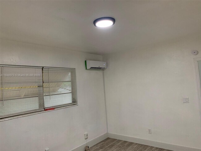 Foto del edificio - 17051 NE 23rd Ave