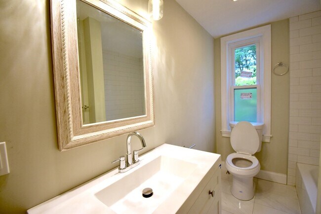 Building Photo - 187 Liberty St