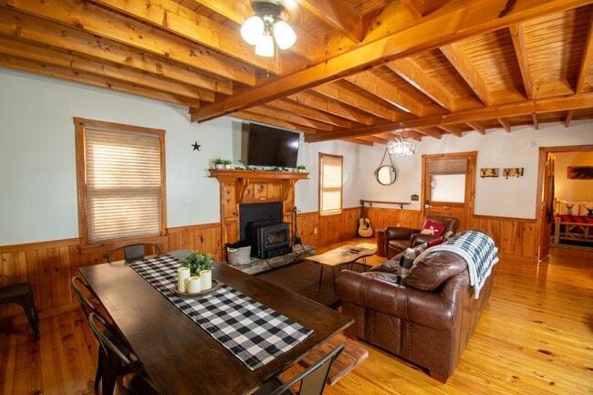 Building Photo - 328 Sharp Top Cir