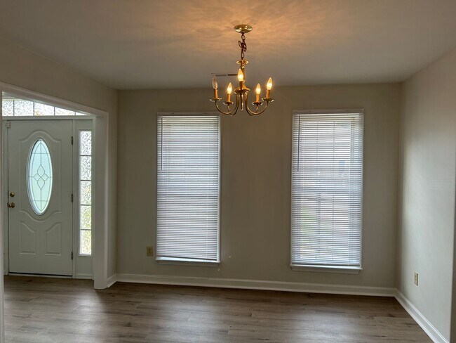 Building Photo - Charming Colonial in Bermuda Orchard subdi...