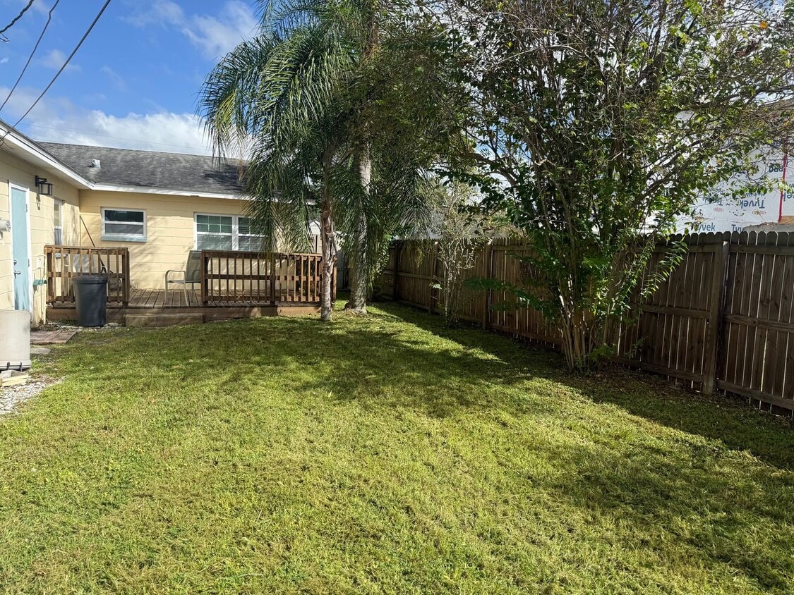 Foto del edificio - Charming 3-Bedroom Bungalow in the Heart o...