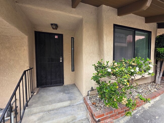 Foto del edificio - Beautiful 3 Bed, 2 Bath condo with 2 car garage & laundry