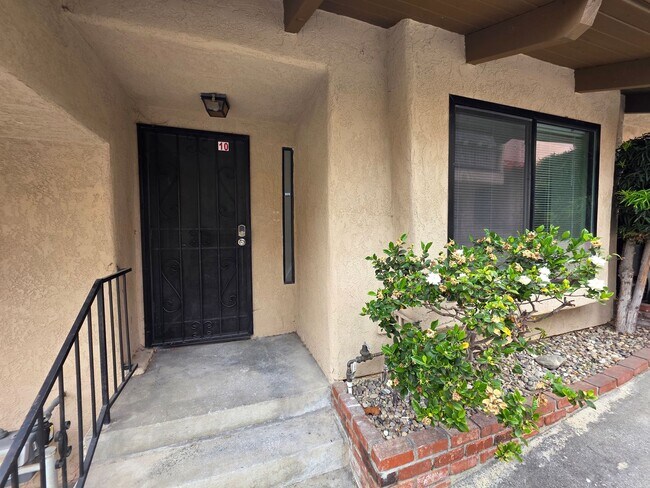 Building Photo - Beautiful 3 Bed, 2 Bath condo with 2 car garage & laundry