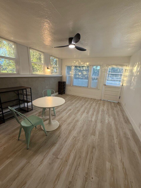 Sala de estar amplia y luminosa con acabados industriales modernos. - 24606 University Ave