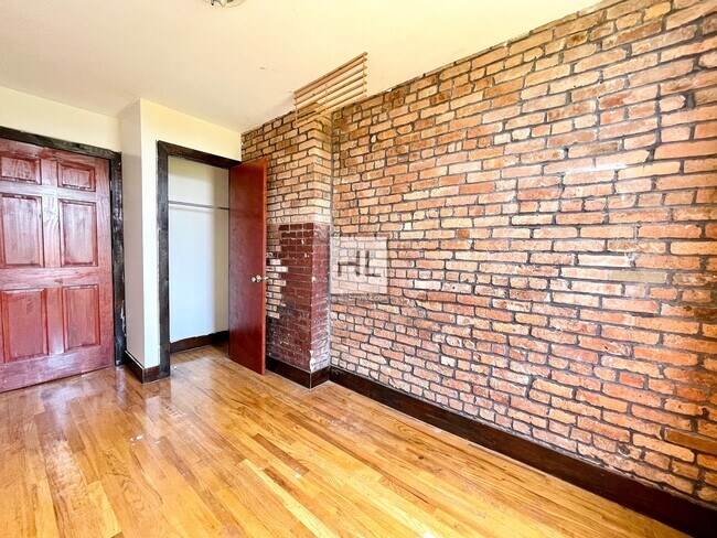 Building Photo - NO FEE Huge 4 Bed 4 Bath | Irving Avenue, ...