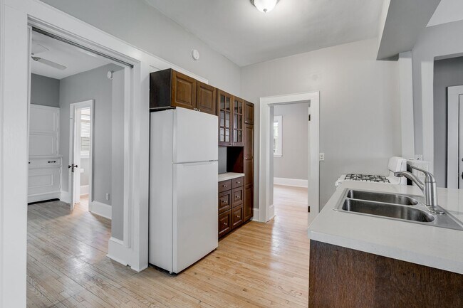 Foto del edificio - Historic Charm Meets Modern Living in the Heart of Lowry Hill