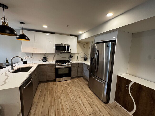 Foto del edificio - Discover this beautifully renovated 2BD/2B...